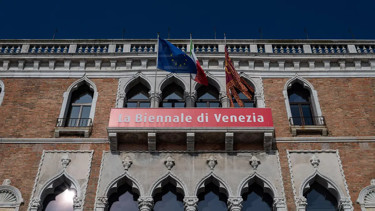 Еврокомиссия прекратила выплату гранта в размере 2 млн евро Венецианской биеннале современного искусства, раскритиковав допуск официального российского павильона. Россия впервые с 2020 года представит свой проект, тогда как правозащитные и оппозиционные инициативы готовят протестные акции.