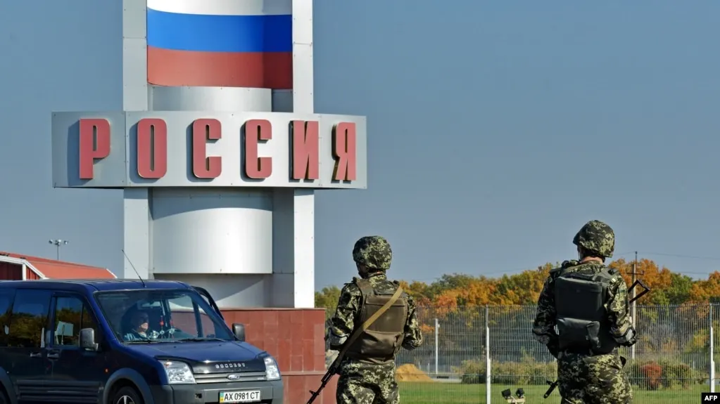 МВД России подготовило поправки, позволяющие отказывать в экстрадиции иностранцев и апатридов, если им предоставлено убежище в РФ, включая политическое. Под действие инициативы могут подпасть фигуранты уголовных дел за рубежом, в том числе обвиняемые в кибератаках и шпионаже, а также уехавшие в Россию по мотивам «традиционных ценностей».