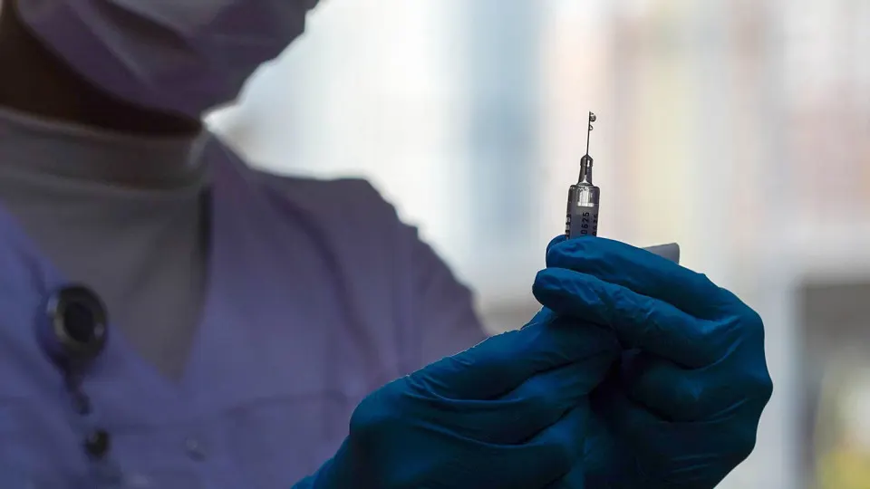 Российские ученые разрабатывают генотерапевтический препарат, который должен блокировать ген, запускающий процессы старения клеток. Проект реализуется в рамках национальной программы по продлению активного долголетия и опирается на передовые генетические технологии.