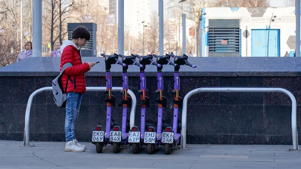 Столичный профильный вуз предложил разрешить аренду электросамокатов только через государственный мессенджер Max и использовать его для контроля за пользователями средств индивидуальной мобильности.