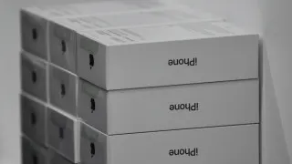 У российских ритейлеров накопились большие запасы дорогих смартфонов Apple и Samsung, которые не удаётся продать из‑за сокращения спроса и снижения покупательной способности. В результате цены на флагманские модели заметно снизились, а продавцы готовятся переключиться на более доступные китайские бренды.