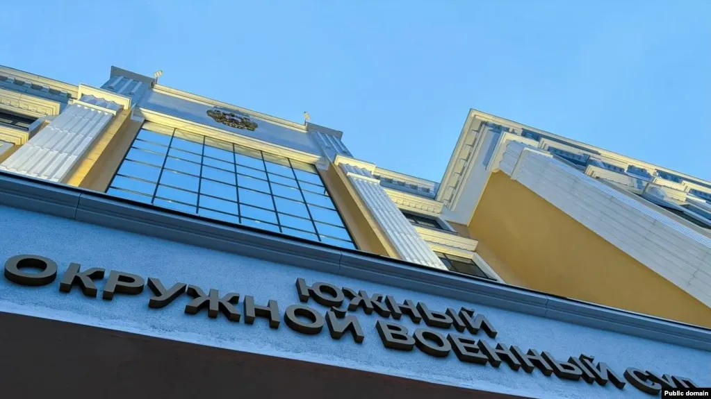 Южный окружной военный суд приговорил трёх молодых людей к срокам от восьми до десяти лет колонии строгого режима по делу о подготовке поджога военкоматов в Ростове-на-Дону. По версии следствия, обвиняемых раскрыли с участием засекреченной свидетельницы, сотрудничавшей с ФСБ, а сами действия квалифицировали по ужесточённым антитеррористическим и «диверсионным» нормам.