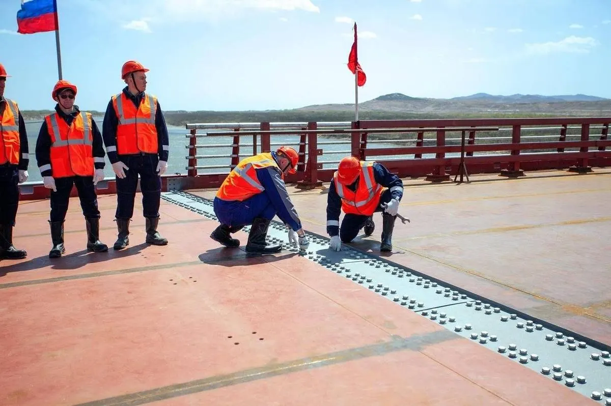 К 2026 году на границе России и КНДР планируется открыть первый автомобильный мост через реку Туманная, который должен усилить торговые и транспортные связи между странами.