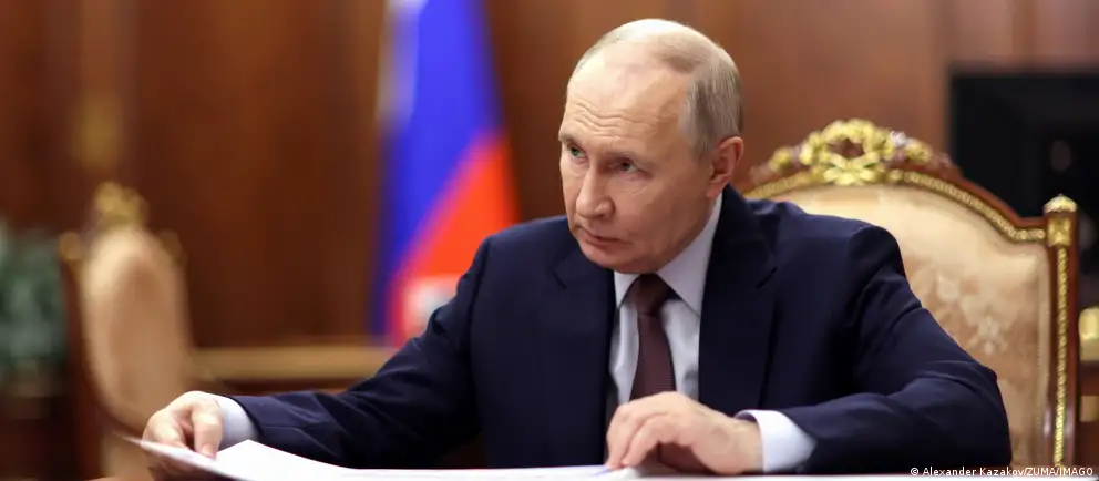 Президент России подписал закон, который выводит из-под антикоррупционного контроля сделки чиновников и членов их семей, совершенные до назначения на должность и до регистрации брака, а также меняет порядок декларирования доходов.