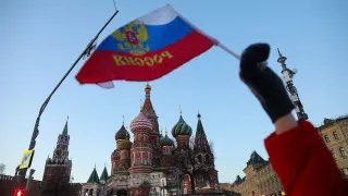 Просроченная задолженность российских компаний перед поставщиками и контрагентами к концу января выросла до рекордных 8,2 трлн рублей, что эквивалентно почти 4% ВВП. Эксперты связывают рост неплатежей с усилением налоговой нагрузки и сокращением бюджетных расходов, при этом больше всего страдают малые предприятия, фактически кредитующие крупные госкомпании.