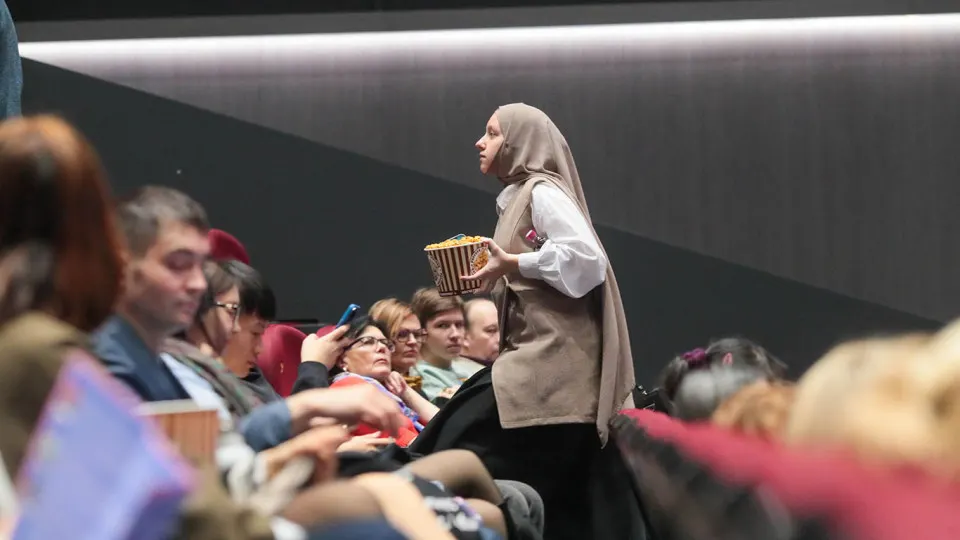 Ассоциация владельцев кинотеатров и российские киностудии призвали временно отказаться от нелегальных зарубежных релизов в период с 30 апреля по 11 мая, чтобы поддержать национальные картины и подготовиться к возможному квотированию иностранного кино.