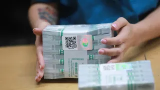 За одну неделю объем наличных в обращении вырос почти на 240 млрд рублей на фоне перебоев с мобильным интернетом, усиления блокировок банковских карт и планов расширить налоговый контроль за переводами на карты.