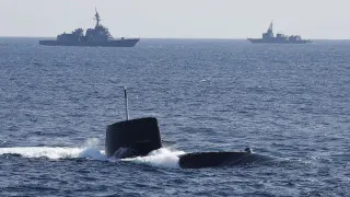 Правительство Японии радикально пересмотрело послевоенную политику в сфере обороны и разрешило экспорт летальных видов вооружений. Новые правила открывают Токио путь на мировой рынок оружия, хотя поставки в зоны боевых действий, включая Украину, возможны лишь в исключительных случаях и под жестким контролем.