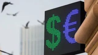 Центробанк установил курс доллара ниже 75 рублей — это минимум с февраля 2023 года. Укреплению рубля способствуют высокие цены на нефть, рост экспортной выручки и пауза Минфина в валютных операциях, однако власти уже обсуждают досрочное возвращение на рынок.