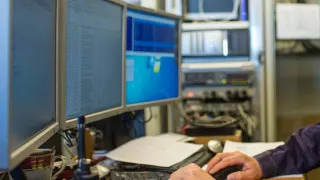 Минцифры подготовило поправки в КоАП: ведомства и госкомпании, которые не перейдут на отечественное ПО и доверенные программно-аппаратные комплексы к 2030 году, будут оштрафованы. Эксперты считают предлагаемые санкции слишком мягкими для крупного бизнеса.