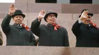 Власти вводят обязательные для нефтяных компаний планы по выпуску и отгрузке топлива, а также ограничивают рост цен на заправках после серии ударов беспилотников по российским НПЗ.