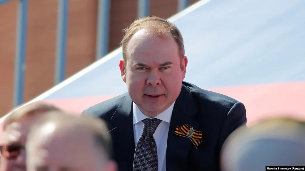 Мать главы администрации президента Антона Вайно и мать первого вице-премьера Дениса Мантурова выступили крупными кредиторами оборонной группы «Сфера», получив в итоге миллиарды рублей с учётом процентов и переуступки прав требования долгов.