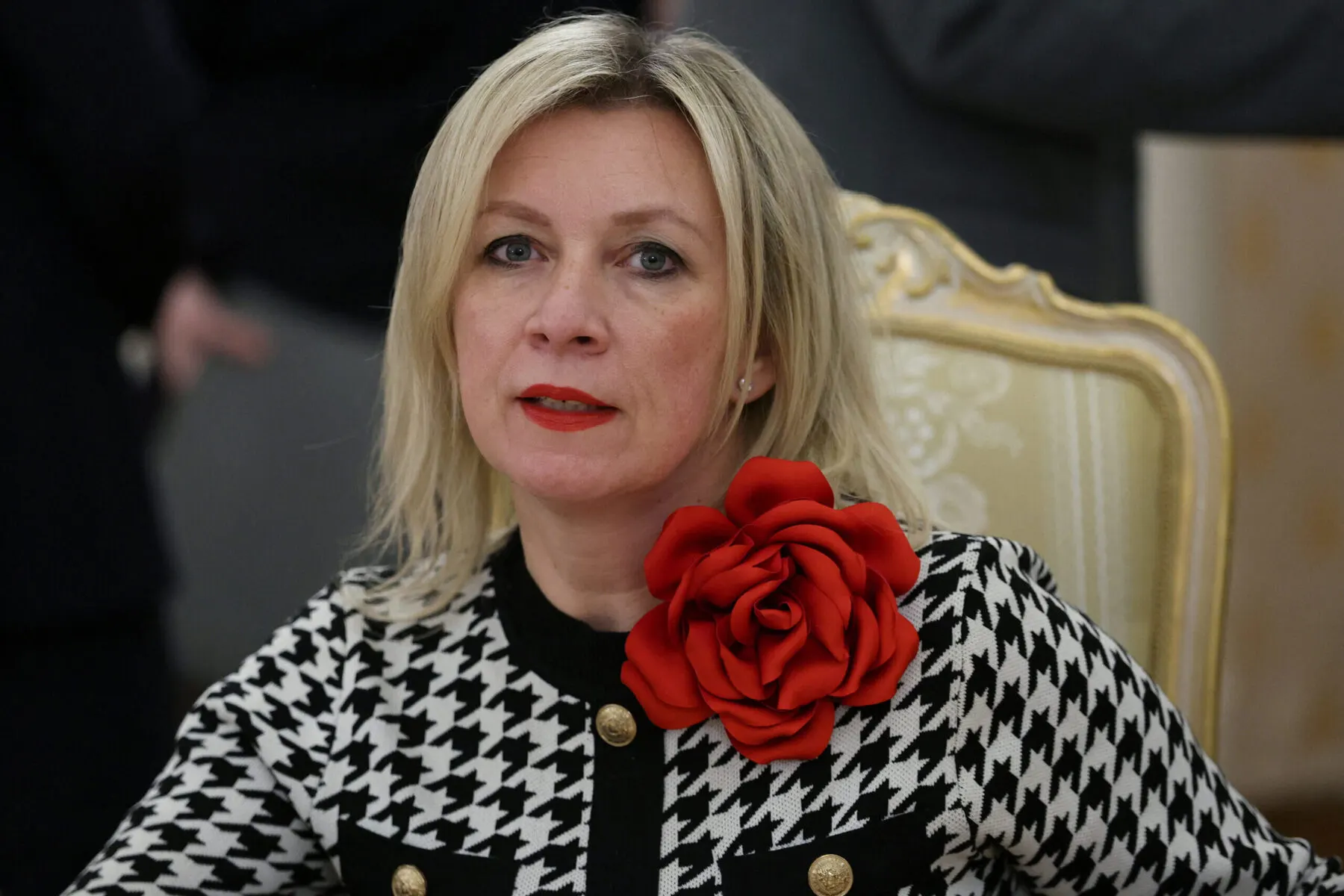 На форуме «Евразия — территория традиционных ценностей» официальный представитель МИД РФ Мария Захарова привела несколько ложных цитат о значении русского языка, приписав их Лихачёву, Лотману и Бахтину. Проверка показала, что высказывания не встречаются в их трудах и частично напоминают тексты, сгенерированные нейросетью.