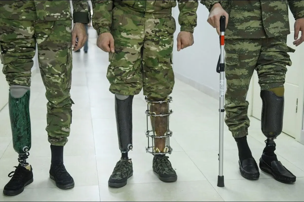 Минтруд предложил обязать российские компании выполнять квоты по приему на работу людей с инвалидностью, включая ветеранов боевых действий, не только в филиалах и представительствах, но и во всех структурных подразделениях — от магазинов до цехов. Эксперты предупреждают, что без компенсаций и налоговых льгот это приведет к росту расходов бизнеса и штрафов.