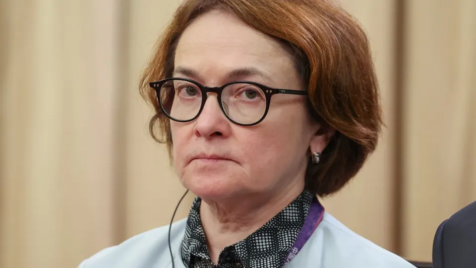 Центробанк сообщил о замедлении экономики России в первом квартале 2026 года и связал спад с неблагоприятной погодой, налоговыми изменениями и сокращением потребительского спроса, несмотря на дополнительные нефтяные доходы от подорожания нефти.