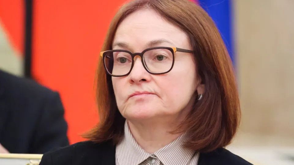 Из‑за роста цен на нефть Россия может получить десятки миллиардов долларов дополнительной выручки, однако Банк России не ждёт ускорения экономического роста и предупреждает о проинфляционных рисках и необходимости более высокой ключевой ставки.