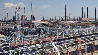 Серия атак БПЛА привела к остановке переработки нефти на Новокуйбышевском, Туапсинском, Нижегородском, Саратовском и Киришском НПЗ, что затронуло значимые мощности по выпуску бензина и дизтоплива.