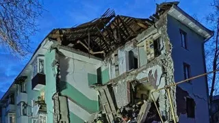 В Сызрани украинский беспилотник попал в жилую многоэтажку, частично обрушился подъезд, из-под завалов спасены дети и взрослые; атака дронов продолжается, под удар попали и другие объекты в регионе, временно ограничивалась работа аэропортов.