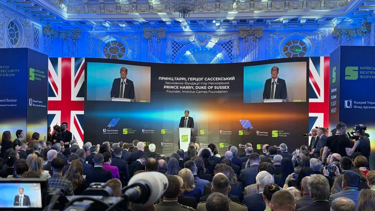 Во время выступления в Киеве принц Гарри, прибывший как частное лицо, обратился к Владимиру Путину с призывом прекратить войну и напомнил США об их обещаниях по обеспечению безопасности Украины после отказа от ядерного оружия.