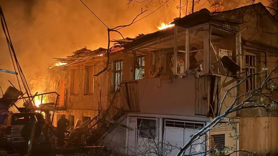 Российские ударные беспилотники ночью обстреляли жилые кварталы Одессы, разрушив два дома. Погибли два человека, 15 жителей ранены, десятки эвакуированы. Удары по гражданской инфраструктуре на юге и востоке Украины продолжаются с середины апреля.