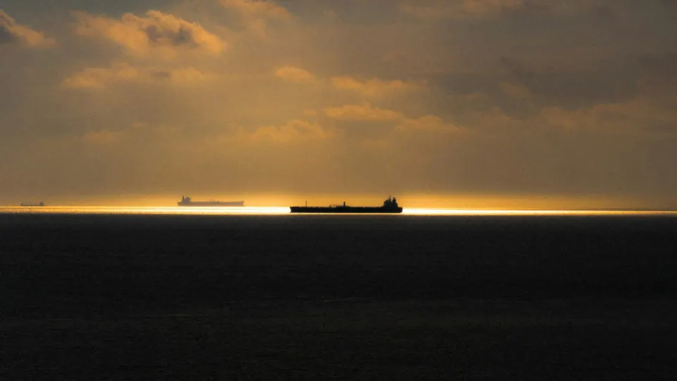 Ужесточение контроля в Швеции и заявления британских властей заставили часть российских подсанкционных танкеров уходить от привычных маршрутов в Балтийском море и вокруг Европы, что удлиняет путь и повышает затраты.