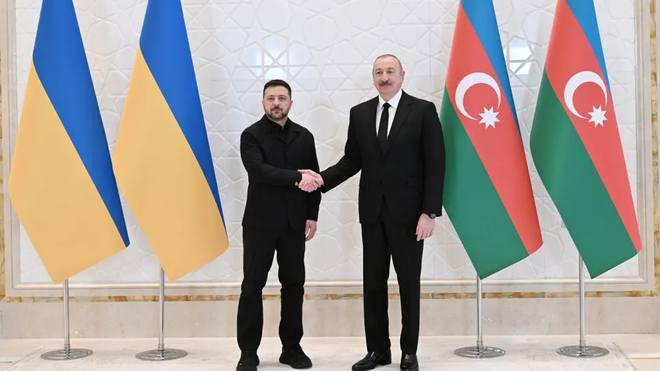 Президент Азербайджана Ильхам Алиев подтвердил поддержку территориальной целостности Украины и сообщил о планах углубления военно‑технического и экономического сотрудничества с Киевом. Владимир Зеленский заявил о подписании шести двусторонних документов и выразил готовность к новым трехсторонним мирным переговорам с участием России на азербайджанской площадке.
