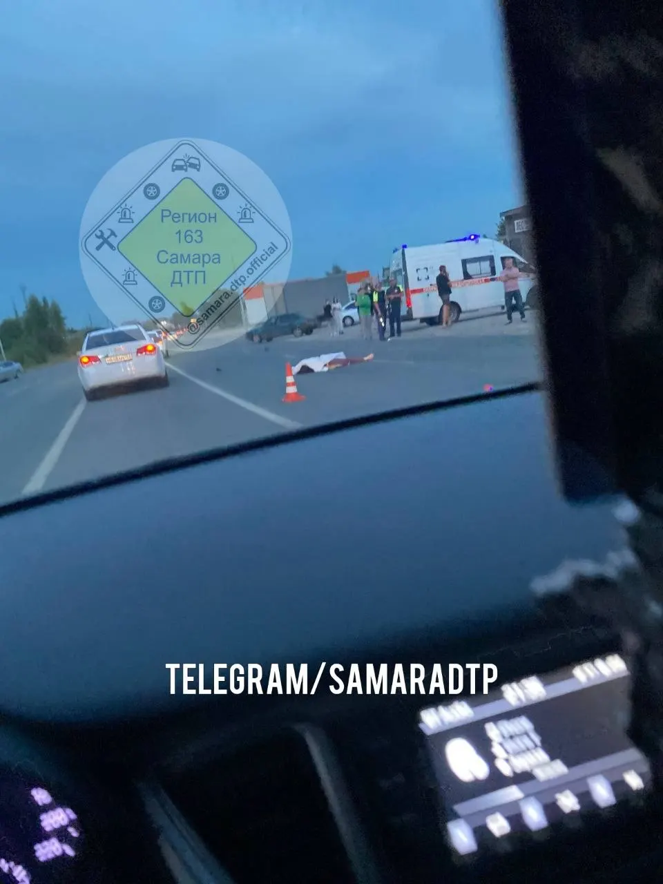 Возле лесобазы на Ракитовском шоссе в Самаре сбили женщину. На месте появились фото и видео, обстоятельства происшествия уточняются.