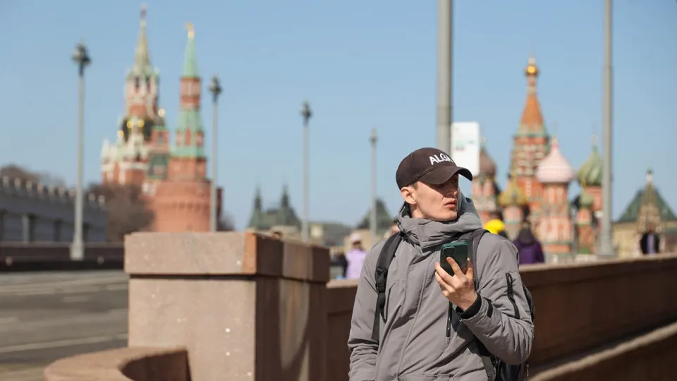 Правительство планирует ввести единую информационную систему с идентификаторами мобильных устройств (IMEI). Операторы будут передавать данные и блокировать SIM‑карты на запрещённых или скомпрометированных телефонах; постановление намерены ввести с 1 марта 2027 года.