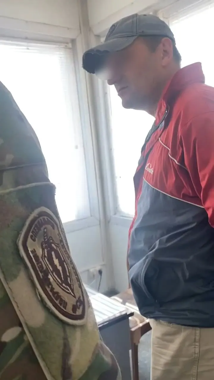 По данным УФСБ по Самарской области, мужчина по заданию иностранного представителя неоднократно собирал и передавал информацию о передвижении военной техники и о железнодорожном узле; его признали виновным в госизмене и экстремизме.