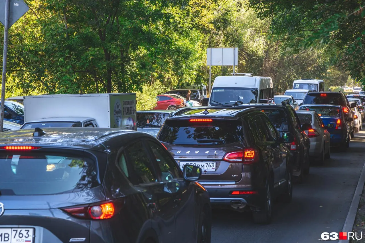 В регионе за год прибавилось около 50 тысяч автомобилей — сейчас автопарк составляет примерно 1,4 млн машин. Власти выделили 41 проблемное место и готовят изменения в схемах движения с учётом замечаний жителей.