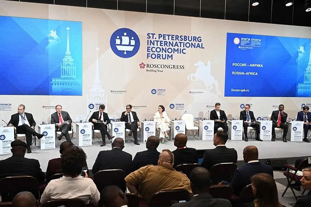 На ПМЭФ отметили рост контактов и товарооборота, обсудили проекты по электроэнергетике и цифровизации; третий саммит Россия–Африка намечен на 28–29 октября в Москве.