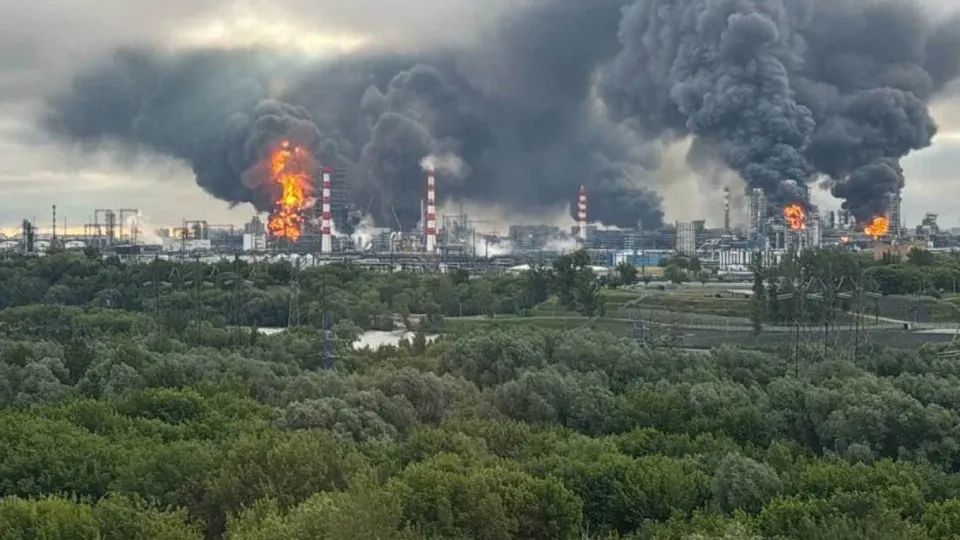 По сведениям источников, удары Украины по нефтеперерабатывающим заводам и военным объектам в глубине России при поддержке американской разведки серьёзно сократили объёмы переработки и привели к ограничениям на продажу топлива в большинстве регионов.