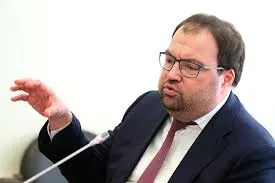 Министр цифрового развития Максут Шадаев заявил на ПМЭФ‑2026, что встраивание механизмов возрастной идентификации в онлайн‑платформы — вопрос ближайшей повестки. Ведомство изучает опыт платформы Roblox.
