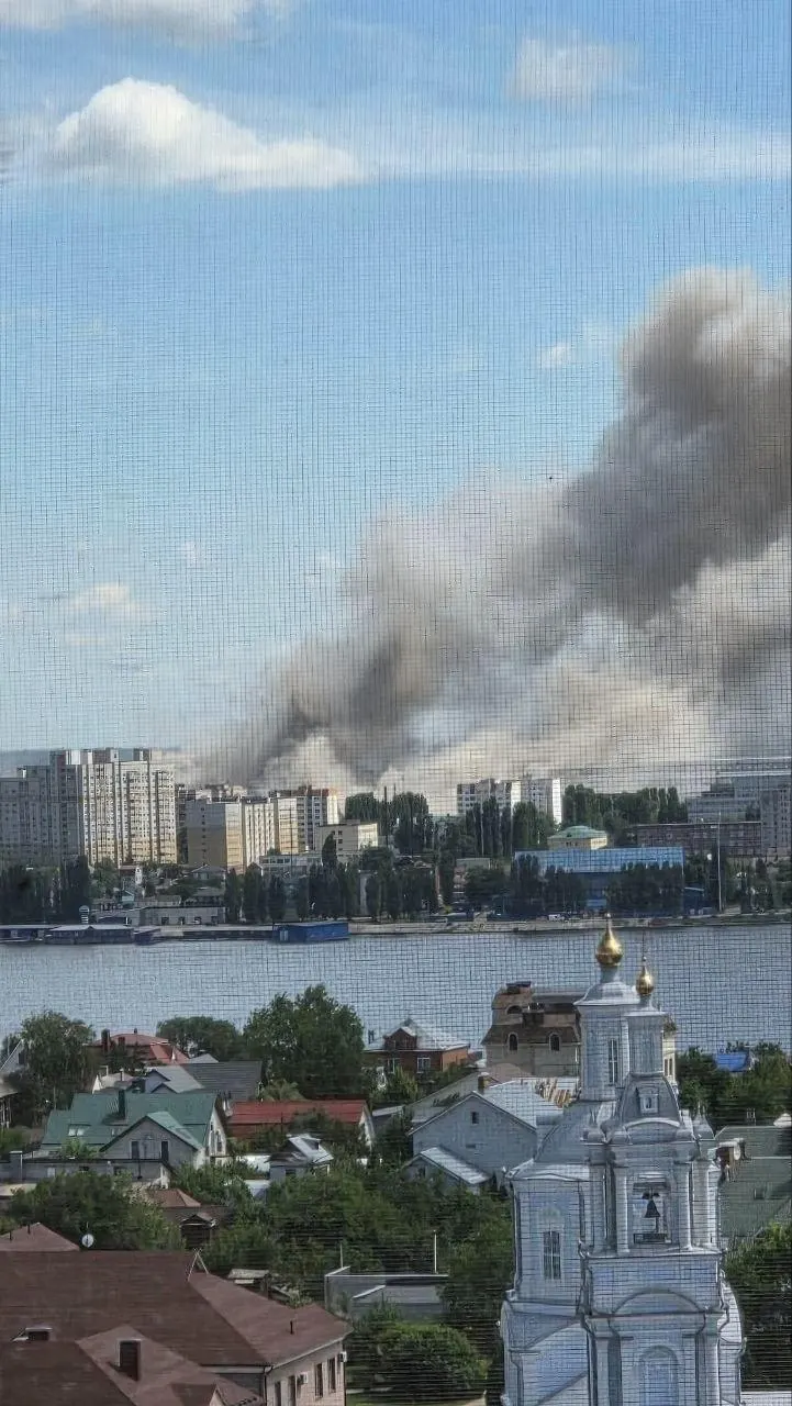 В Воронеже поступили сообщения о возможной атаке на завод, жители слышали взрывы и в сети появились кадры с дымом. В регионе и ещё в нескольких областях объявлен режим ракетной опасности.