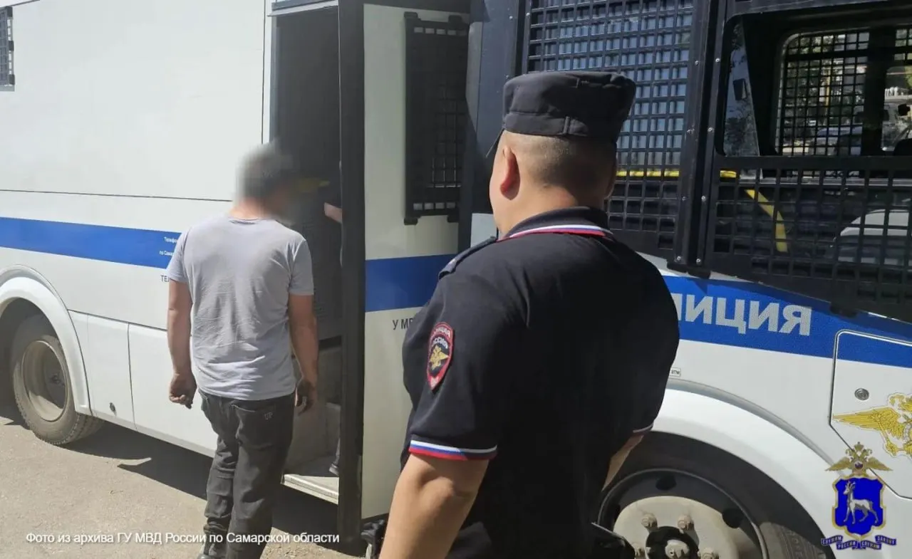 37-летний мужчина на улице Ленинградской показывал прохожим половой орган. Он сам явился в отдел полиции, пояснил, что был пьян; в отношении него составлен протокол по статье «мелкое хулиганство».