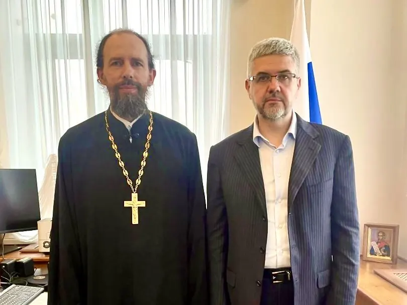 Заместитель министра юстиции Вадим Баланин на юридическом форуме назвал сожительство без официальной регистрации брака прямой угрозой безопасности РФ и сообщил о мониторинге для возможных изменений в Семейный кодекс.