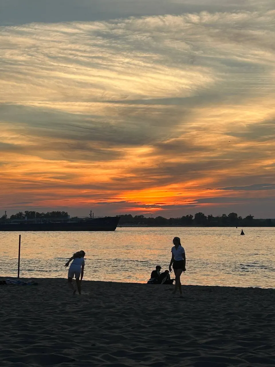 Температура воды в Волге поднялась до +20,6°C. В Самаре сейчас можно купаться на набережных у «Ладьи», в Загородном парке, на улице Советской Армии и в Красноглинском районе.