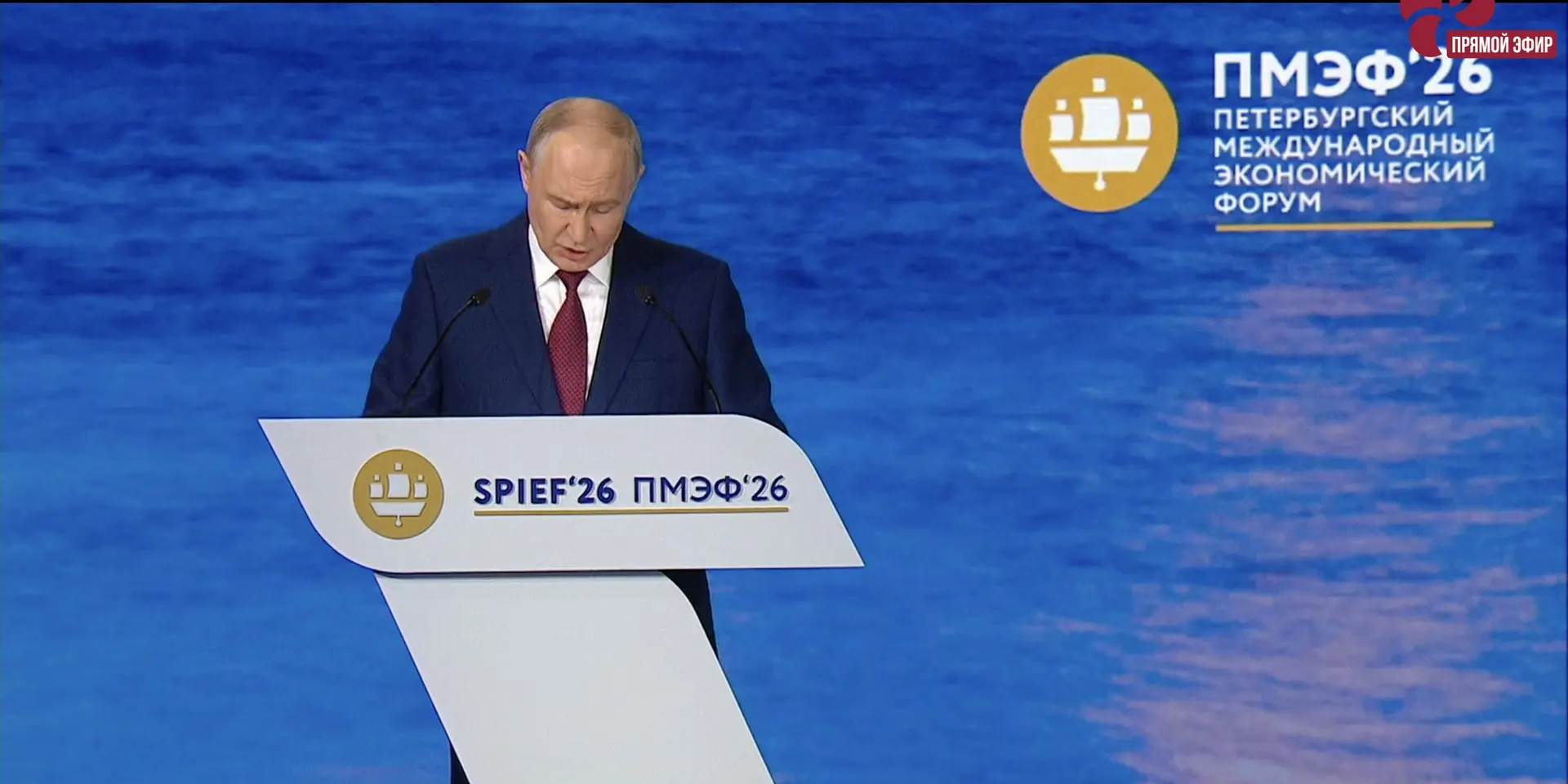 На ПМЭФ президент поручил Госдуме поскорее принять закон, который закрепит институт стажировок для выпускников колледжей и вузов: предлагается срочный трудовой договор на полгода с наставником, с целью привлечения молодых специалистов в регионы с дефицитом кадров.