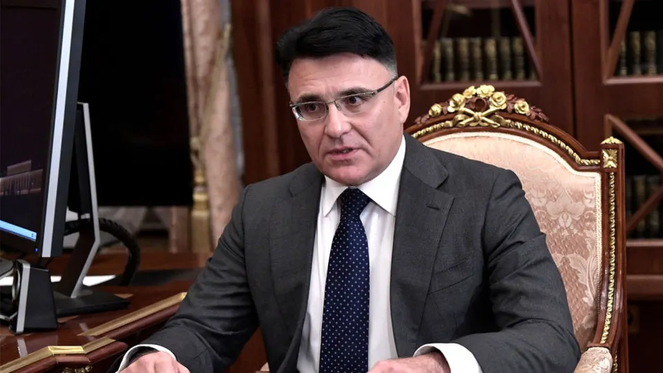 Гендиректор крупного медиахолдинга выступил за квоты и систему отбора иностранных картин, чтобы освободить экранное время для российских лент. Ранее режиссёр предлагал взимать «входной взнос» и направлять часть сборов на национальное кино; отраслевые оценки фиксируют миллиарды рублей в теневом прокате.