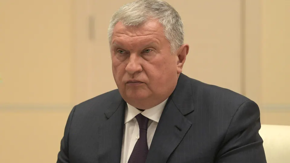 Из‑за ударов по нефтеперерабатывающим мощностям в стране сокращается переработка нефти; глава компании предложил приостановить биржевые нормативы и предоставить приоритет конечным потребителям, а власти поручили проработать инициативы.