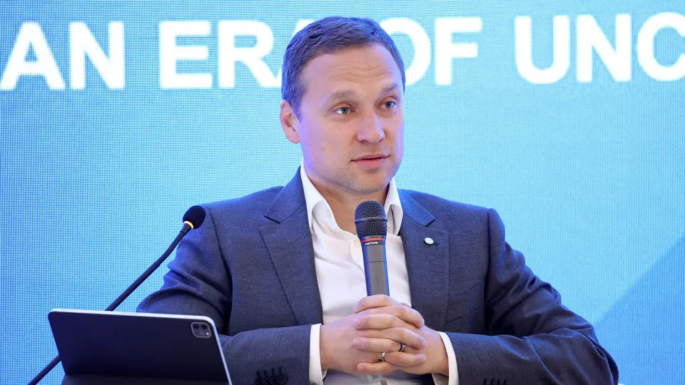 Зампред правления Сбербанка заявил, что клиенты массово снимают деньги из банков — наличность не возвращается в систему, что связано с ростом налоговой нагрузки и усилением финансового надзора.