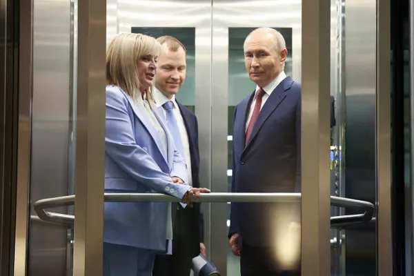 Пресс‑секретарь президента подтвердил, что подготовка к выборам идёт и они назначены указом президента; источники говорили о неофициальных обсуждениях среди силовиков, но официальных документов по переносу нет.