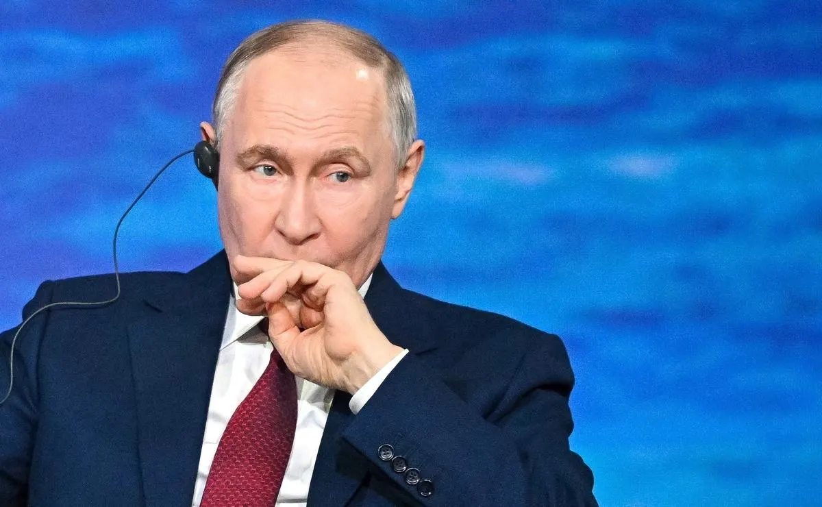 На сессии ПМЭФ президент заявил, что предложение о личной встрече и обмене пленными не меняет позицию Москвы; для переговоров нужны долгие договорённости и прекращение наступления украинских войск.