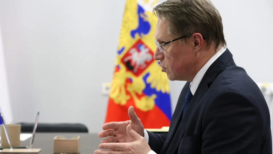 Минздрав заявил, что большинство ординатуры в этом году финансируется по целевым контрактам; приём в медицинские программы заметно вырос с 2020 года. Для выпускников действует обязательная отработка до трёх лет.