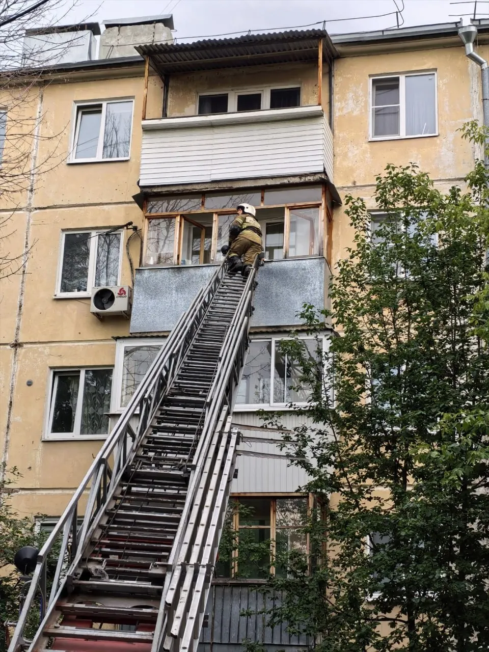 21 июня в доме на улице Дзержинского произошло возгорание в одной из квартир; пожилую женщину спасли с балкона четвёртого этажа с помощью пожарной автолестницы.