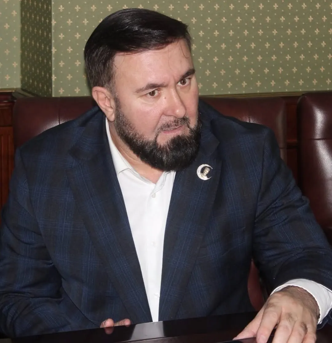 В распоряжении от 26 июня отмечено поощрение омбудсмена Чечни Мансура Солтаева за заслуги в защите прав и укреплении законности. Награждение вызывает вопросы из‑за ранее публичных обвинений и спорных действий омбудсмена.