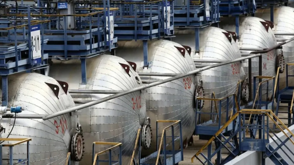Власти намерены временно уменьшить минимальную долю продаж бензина на бирже с 15% до 10% (июль–сентябрь 2026 года), чтобы перенаправить освободившийся объём сельхозпроизводителям и социально значимым организациям; дизельный норматив сохранят.