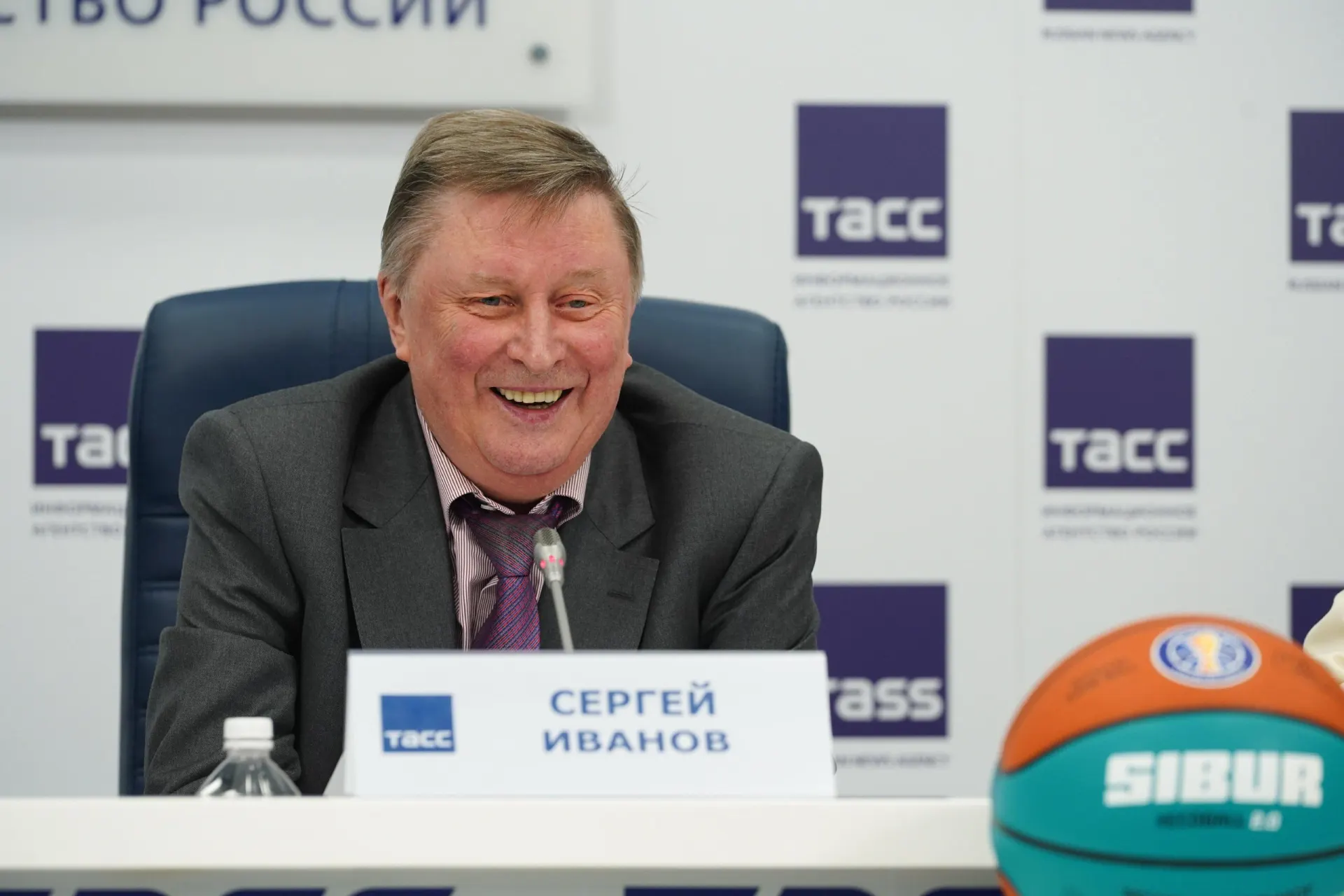 Бывший министр обороны Иванов умер в 73 года. Близкий друг сообщил, что виделся с ним всего три дня назад; причина смерти пока не уточняется.