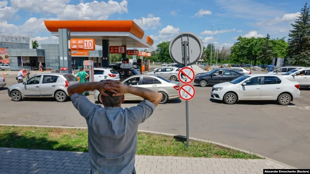 В нескольких областях вводят запреты на заправку в ёмкости и лимиты на отпуск бензина и дизтоплива; власти Москвы временно позволили бензовозам круглосуточно въезжать в город без оформления грузового пропуска. Меры связаны с перебоями в поставках после ударов по нефтяной инфраструктуре.