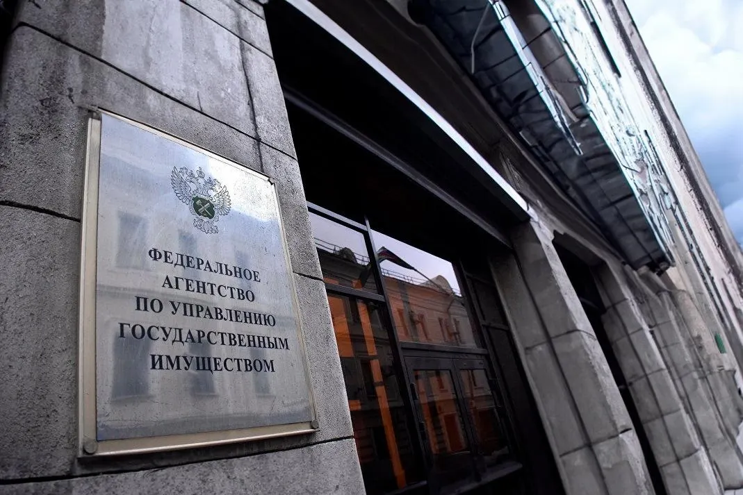 Закон отменяет ценовой порог и обязательную шестимесячную паузу между неудачными аукционами; вводятся новые требования к оценщикам и организаторам торгов, а для религиозной собственности снимается срок давности при оспаривании приватизации.